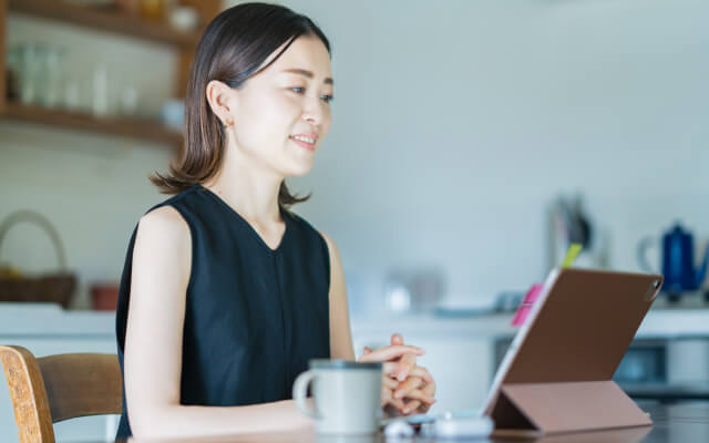 男性社員と女性社員が悩んでいる様子