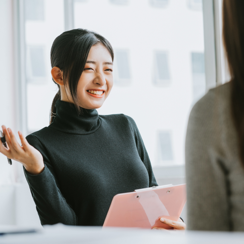 女性のキャリアアドバイザーが笑顔で相談にのっている様子